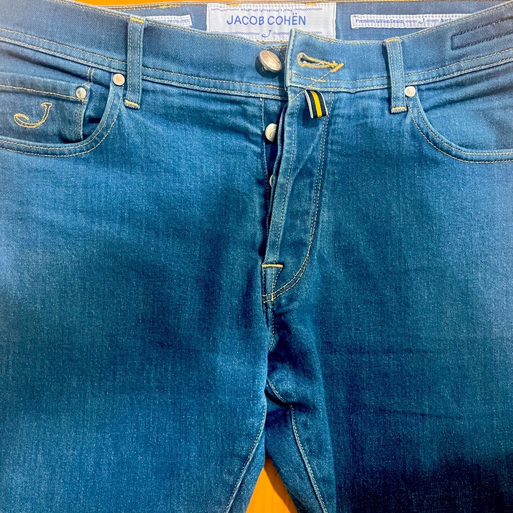 JACOB COHËN  Mid Blue style 656 Slim Fit Jeans. Size 32.